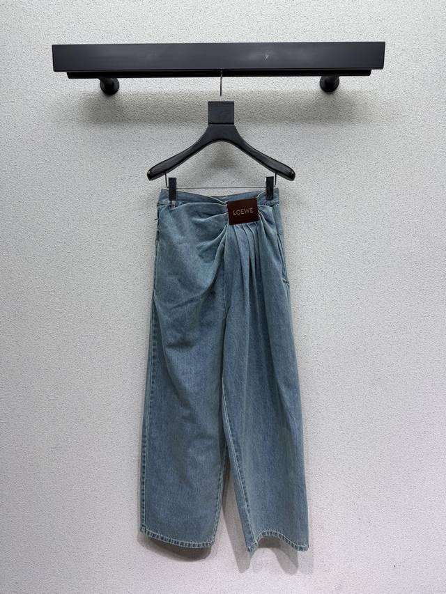 罗意威皮标牛仔长裤 设计优雅大方 纯色非常耐看 完美分割身材比例 上身又甜又酷 更添气质 必备单品 高品质 尺码Smlxl