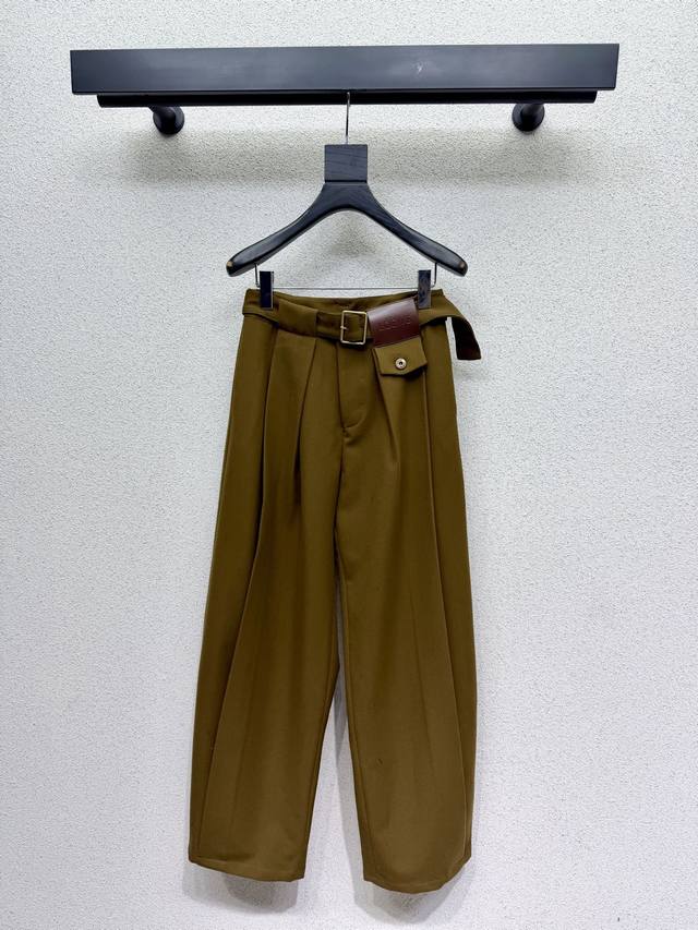 罗意威皮标西装长裤 设计优雅大方 纯色非常耐看 完美分割身材比例 上身又甜又酷 更添气质 必备单品 高品质 尺码Smlxl