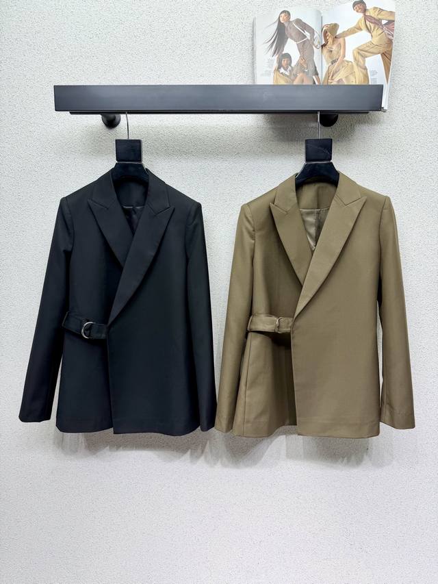 罗意威西装外套 设计优雅大方 纯色非常耐看 完美分割身材比例 上身又甜又酷 更添气质 必备单品 高品质 两色 尺码Smlxl