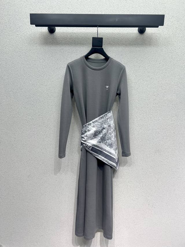 D家高级灰小蜜蜂连衣裙 配动物丝巾！时髦精品谁穿都会显得超年轻时尚 采用定制进口面料 质感超赞！做工品质看细节 高品质 尺码Sml