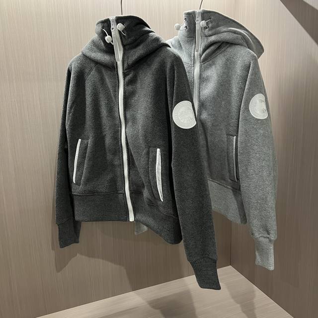 整体版型看一下哈～ 常规的长度搭配宽松的版型～ 容纳性很大！ 白边点缀搭配就是大鹅的高级感！！ 立领和翻领的样子都好好看！ 帽型也超正！！