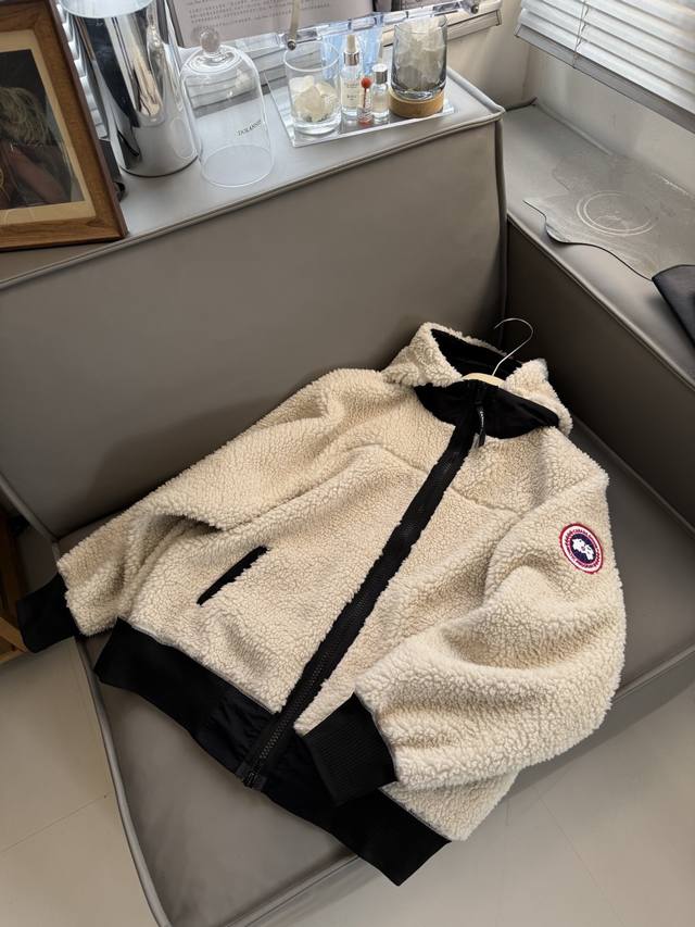 帽子不是普通的上领方式！额外做了 领座 ，而且面料是户外面料拼接的，后领座的地方还加了3M反光银