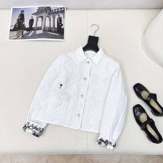 Cd 25Ss 秋冬最新款戴妃藤格纹衍缝夹棉翻领外套 内里丛林里衬设计 袖子可以卷起来穿增添造型感 ～减龄少女气质 短款版型帅气又时髦 完美演绎摩登高级的气质女