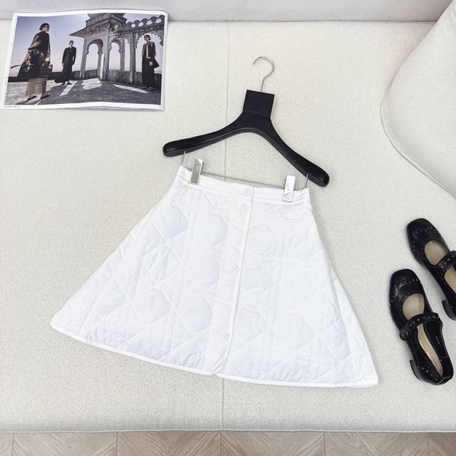 爆单款推荐 Cd 25Ss 秋冬最新款戴妃藤格纹衍缝夹棉短款半裙 经典A字版型剪裁 优雅又时髦 完美演绎摩登高级的气质女神 ～～进口记忆尼龙面料 夹棉质感挺阔版