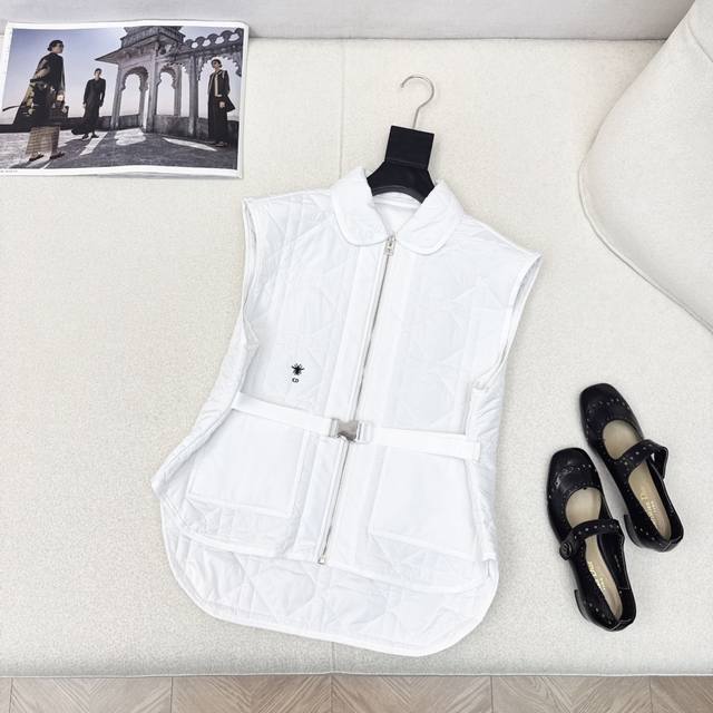 爆单款推荐 Cd 25Ss 秋冬最新款戴妃藤格纹衍缝夹棉马甲外套叠搭经典翻领H版型 前短后长剪裁帅气又时髦 完美演绎摩登高级的气质女神 ～～进口记忆尼龙面料 夹