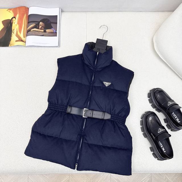 爆单款 pd 25Ss 秋冬最新款立领皮带束腰毛呢羽绒马甲外套不挑个子的中长款立体剪裁 搭扣松紧收腰版型 上身时髦又帅气 秋冬必备街头风叠搭保暖单品 经典Log