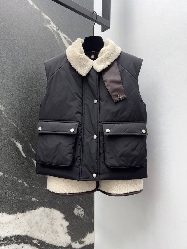 Loe 25Ss 秋冬新品泰迪绒两件套翻领棉服马甲 可拆卸两件套定制皮扣拼接 整体轻盈饱满抗风抗冻 版型是宽松茧型面包服 上身时髦休闲松弛感 内胆马甲可拆卸 一