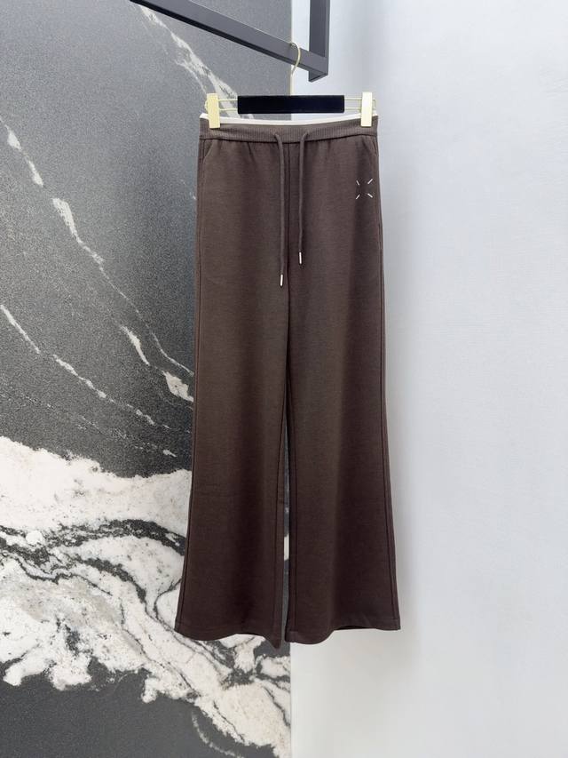 Mm6 25Ss 秋冬新品刺绣Logo装饰直筒裤 百搭爆款推荐 毫不费力的时髦穿搭 居家出街运动都可以轻松驾驭 四季值得拥有 穿搭休闲必备休闲裤 上身松弛感拉满