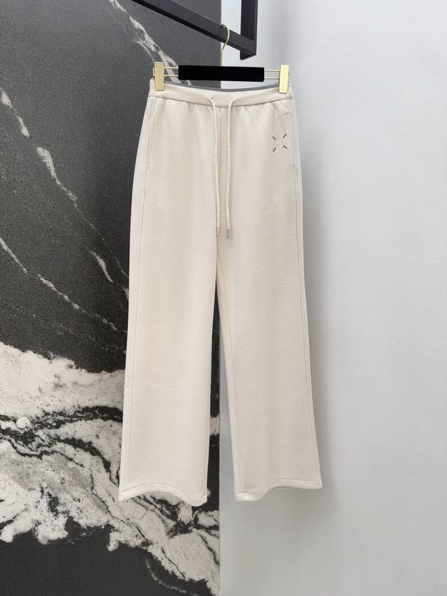 Mm6 25Ss 秋冬新品刺绣Logo装饰直筒裤 百搭爆款推荐 毫不费力的时髦穿搭 居家出街运动都可以轻松驾驭 四季值得拥有 穿搭休闲必备休闲裤 上身松弛感拉满