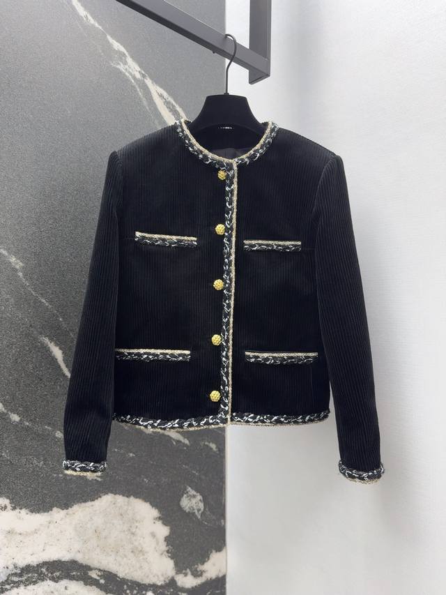 C家 25Ss 秋冬新品Jennie同款双色织带拼接装饰外套 条纹丝绒面料超级贵气 一整个气质感的Look 采用宽条丝绒面料 重磅双色织带镶边 内里手工链条和山