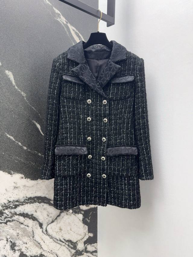 C家 25Ss 秋冬新品翻领粗花呢外套 时髦千金的氛围感穿搭 复古的法式优雅一整个高级住了 拼接Logo翻领双排扣中长款外套 版型上身名媛风气质 定制的纹理感粗