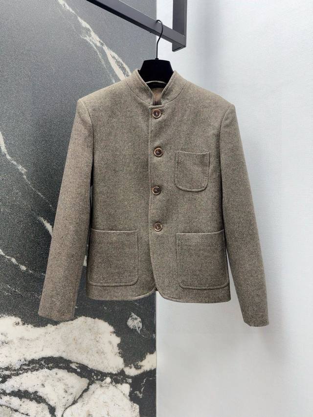 Lp20Ss 秋冬新品极简高智感穿搭立领夹克外套定制重磅羊毛面料品相上乘 中式小立领H版型打造知性高级感 拥有气场同时修饰肩型 好穿不挑人轻松凹造型 休闲通勤超