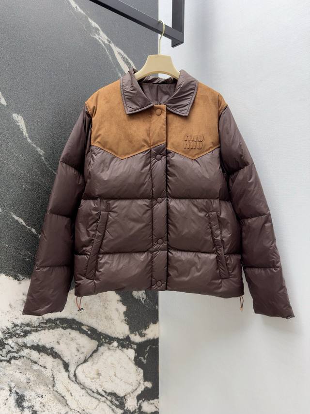 Miu 25Ss 秋冬新品撞色麂皮绒拼接羽绒服外套 冬季必备款 国标90白鹅绒填充复古的咖棕色 自带老钱时髦感 简约面包服设计 肩部采用麂皮绒拼接设计 胸前经典