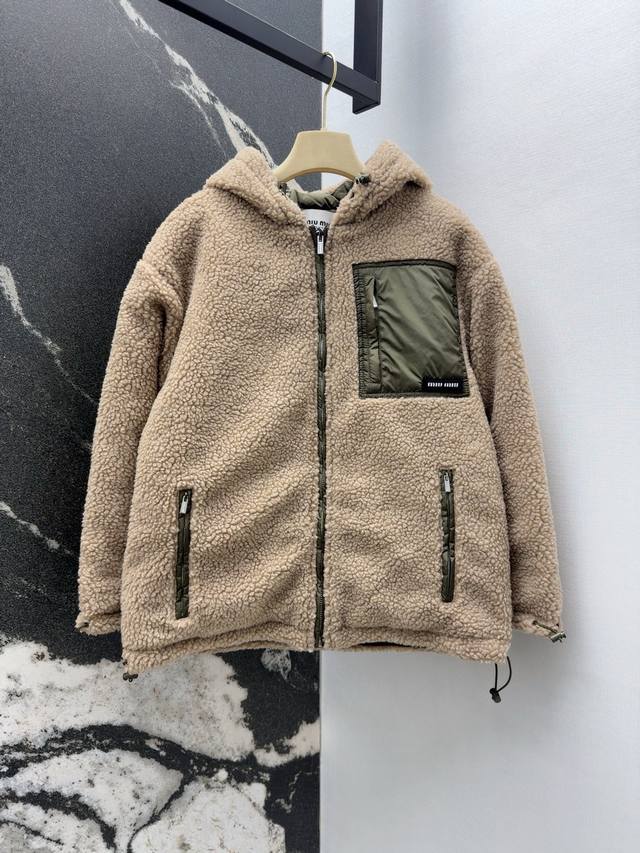 Miu 25Ss 秋冬新品Miu色少女穿搭泰迪熊连帽棉服外套 可可爱爱的羊羔绒连帽拉链拼接记忆丝夹棉内胆 环保人造毛保暖舒适 减龄少女气质帅气又时髦 连帽小短款