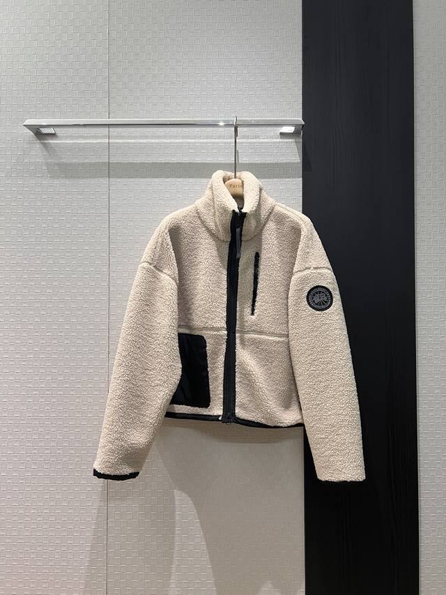 新款大鹅摇粒绒立领宽松夹克外套 经典刺绣Logo袖标装饰 五金配件开模 休闲保暖 减龄百搭 军绿咖色杏色 Sml