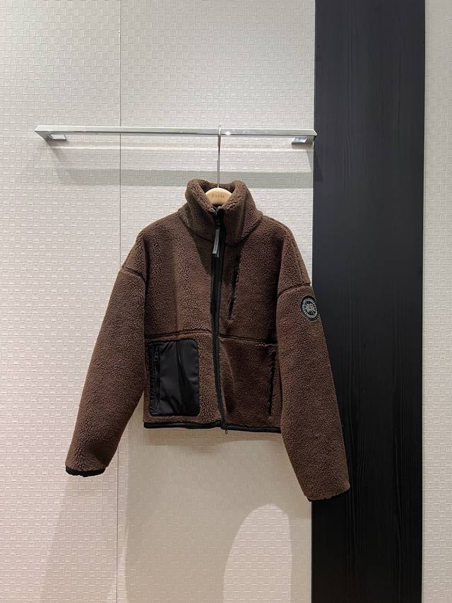 新款大鹅摇粒绒立领宽松夹克外套 经典刺绣Logo袖标装饰 五金配件开模 休闲保暖 减龄百搭 军绿咖色杏色 Sml