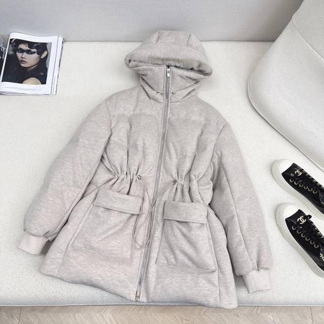Lp20Ss 秋冬最新款环保毛领拼接连帽羽绒服外套外壳采用定制羊毛面料 国标进口90白鹅绒填充 轻盈舒适自带发热保暖功能 经典H版型搭配抽绳收腰设计 上身休闲时