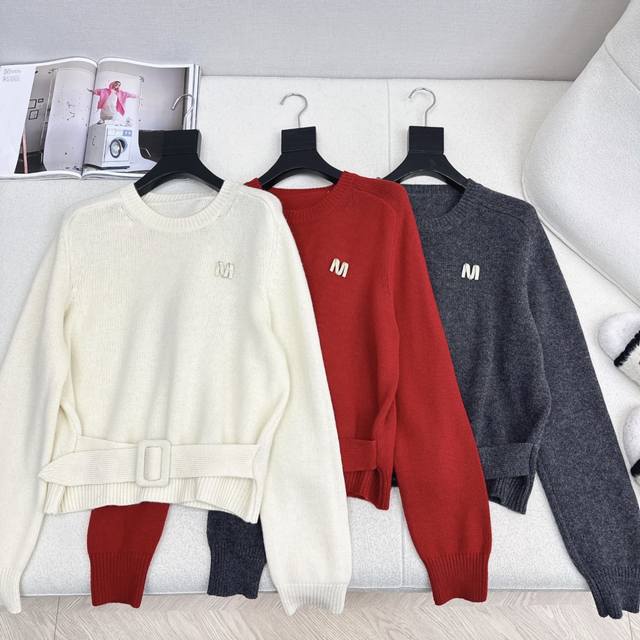 独家款～ Max 25Ss 秋冬最新款时髦设计感圆领毛衣 轻松拿捏慵懒感的毛衣 对身材包容度也比较高 嘎嘎显瘦 羊毛纱线 软糯糯的手感 上身慵懒时髦气质 三色现