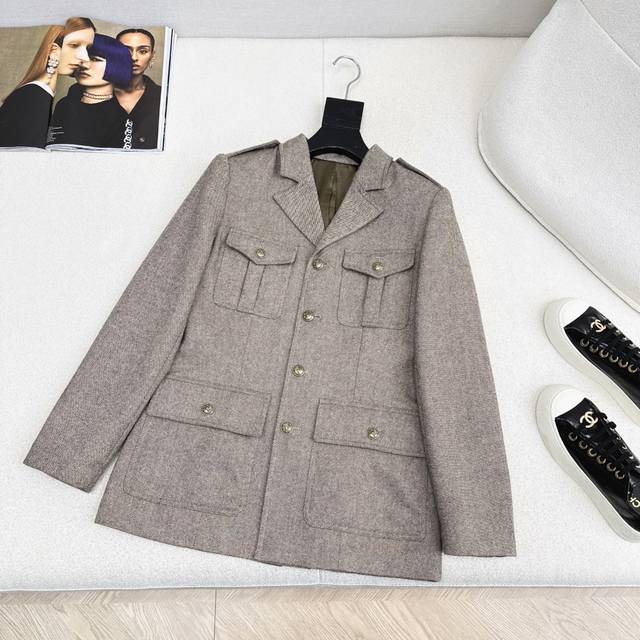 松弛老钱风穿搭 Lp20Ss 早秋最新款帅气四口袋翻领外套时髦不撞款 定制重磅斜纹面料 品相上乘 拥有气场同时修饰肩型 H版型剪裁 好穿不挑人 轻松凹造型 细节