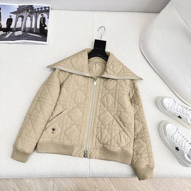 独家款～～Cd 25Ss 秋冬最新款海军风小蜜蜂刺绣棉服外套 温暖氛围感 怕冷的宝贝可以入手了 经典的戴妃格纹夹棉面料 减龄披肩设计 上身不会臃肿也不会挑身材