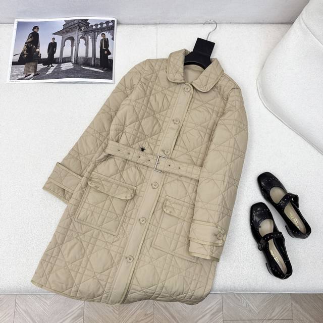 Cd 25Ss 秋冬最新款戴妃藤格纹衍缝夹棉翻领长款外套 减龄少女气质 H长款版型搭配腰带设计 帅气又时髦 完美演绎摩登高级的气质女神 进口记忆尼龙面料夹棉 质