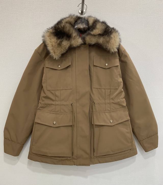 Moncle* 复古奢华风 真羊皮毛一体毛领拼接 抽绳收腰鹅绒羽绒服外套 码数：00 0 1 2 码 1码：胸围96 肩宽52 袖长56 衣长72