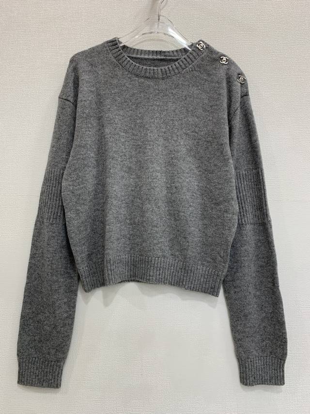 Chane* 简约优雅 名媛气质 金属Logo纽扣装饰羊绒羊毛针织毛衣 码数：36 38 40 码 38码:胸围100 衣长60