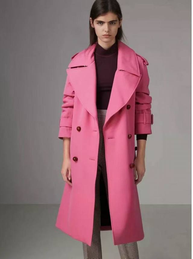 Burberr* 英伦风 干练优雅 骑士Logo刺绣 经典双排扣棉服风衣外套 码数：Uk4 6 8 10 码 Uk8码:胸围96 衣长110