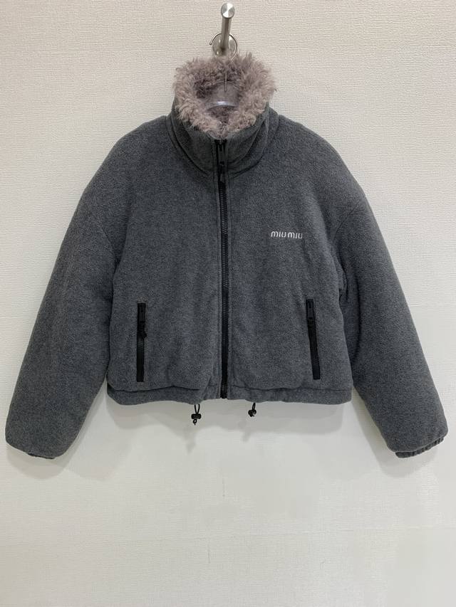 Miumiu 复古时髦 百搭保暖 字母Logo刺绣 立领摇粒绒短款棉服外套 码数：S M L 码 S码：胸围110 衣长53