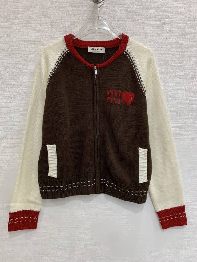 Miumi*嵌花字母 羊毛针织开衫 码数：36 38 40 36码:胸围92 衣长56