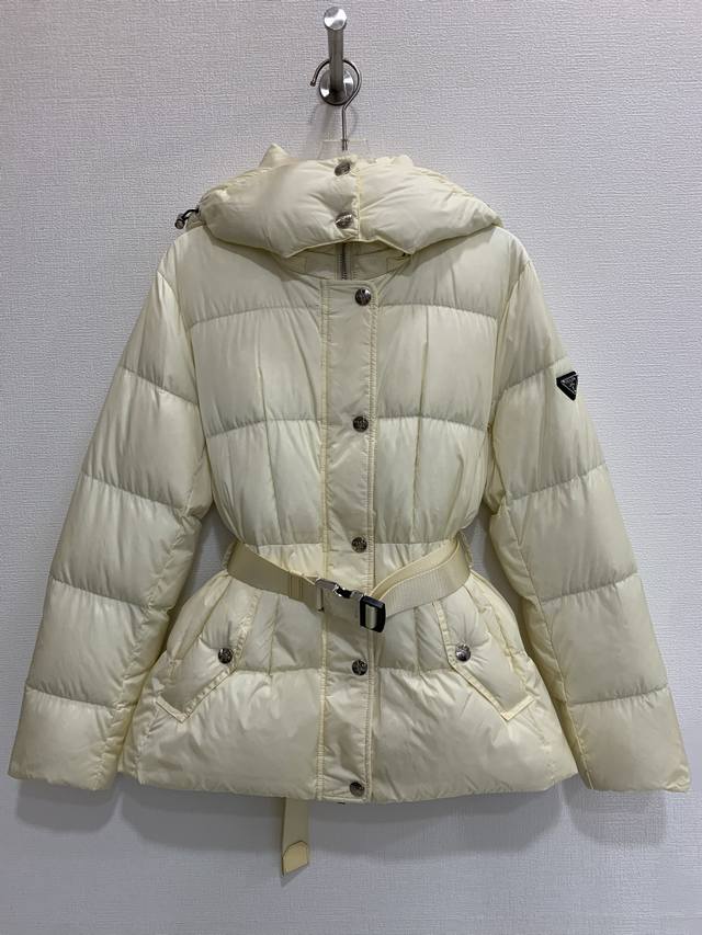 prad* 高级百搭 帅气时髦 徽章Logo装饰连帽收腰 鹅绒羽绒服外套 码数：36 38 40 码 36码:胸围98 肩宽41 衣长65 袖长59