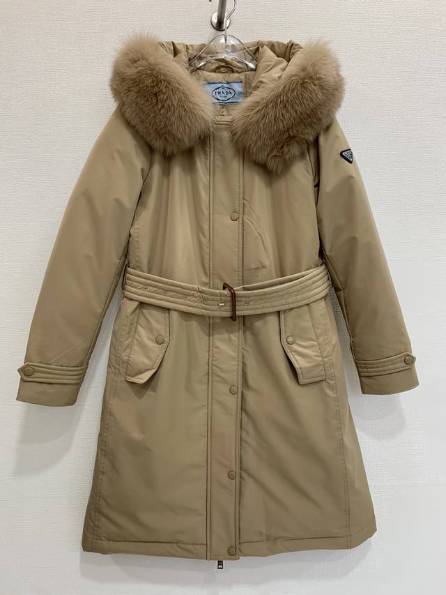 补单爆款，prad* 高级优雅 帅气时髦 三角徽标Logo 超大真狐狸毛连帽收腰90%白鹅绒羽绒服 码数：38 40码 38码:胸围100 肩宽39 衣长93