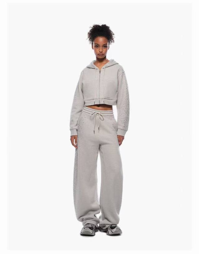 小众潮牌 时髦减龄 银河系列烫钻装饰 100%棉质运动休闲弯刀裤卫裤 码数：S M L 码 S码:腰围68+ 臀围84 裤长110