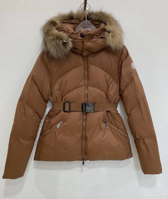 Moncle* 高级优雅 百搭保暖 狐狸毛领连帽收腰羽绒服外套 码数：1 2 3 4 码 2码:胸围96 腰围88 肩宽40 袖长65 衣长63