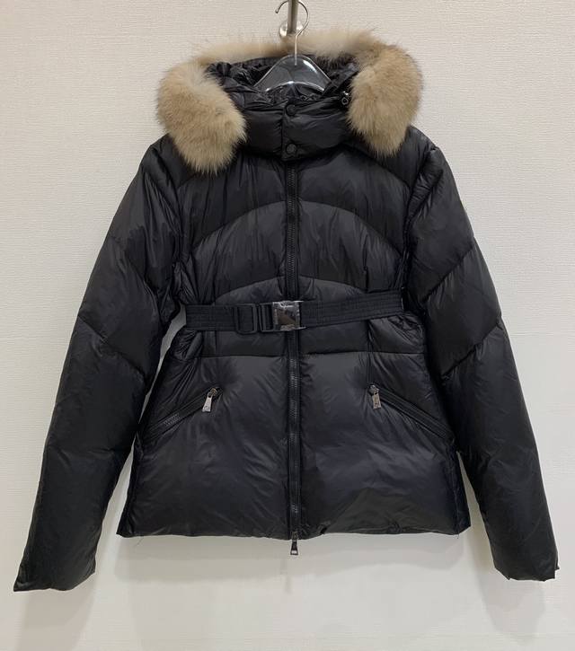 Moncle* 高级优雅 百搭保暖 狐狸毛领连帽收腰羽绒服外套 码数：1 2 3 4 码 2码:胸围96 腰围88 肩宽40 袖长65 衣长63