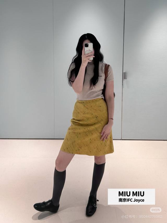 Miu* 25秋冬新品。走秀款彩色羊毛半身裙。采用羊毛混纺面料，暖调红、绿、橙格纹交织白色基底，直筒中长剪裁修饰腿部线条 码数：36.38.40 40码: 腰围
