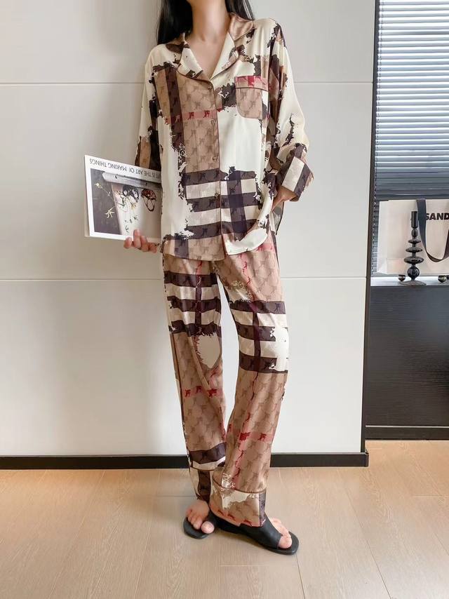 巴宝莉新款秋冬睡衣 原单高端新品 睡衣休闲2件套 长裤 长袖 进口丝缎面料 内里包边 手感柔软超爽超靓超舒服 高雅华丽 有腔调 也可做时尚休闲套装 极其时尚 融