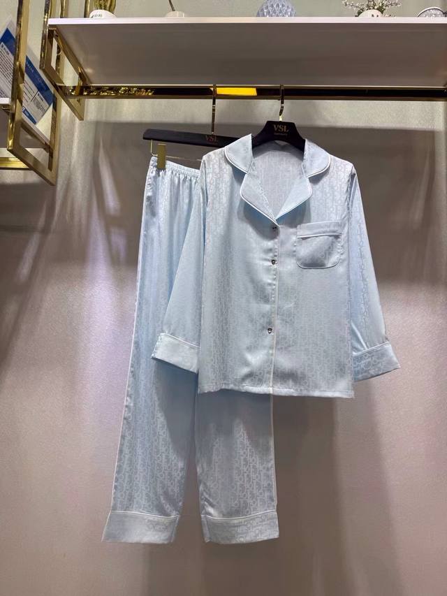 迪奥新款秋冬睡衣 原单高端新品 睡衣休闲2件套 长裤 长袖 进口丝缎面料 内里包边 手感柔软超爽超靓超舒服 高雅华丽 有腔调 也可做时尚休闲套装 极其时尚 融合