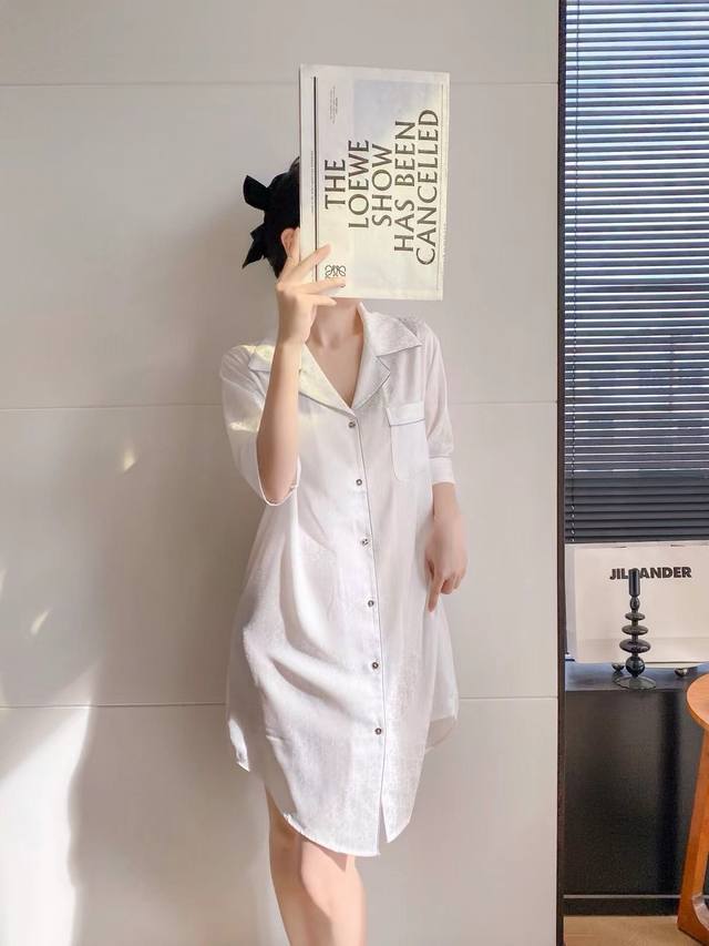 D家新品睡裙 原单品质 时尚界惊叹之作，丝滑面料， 做工精致时刻保持奢华质感，自然舒爽，内里包边 奢华经典设计 衣橱必入手一款 M L