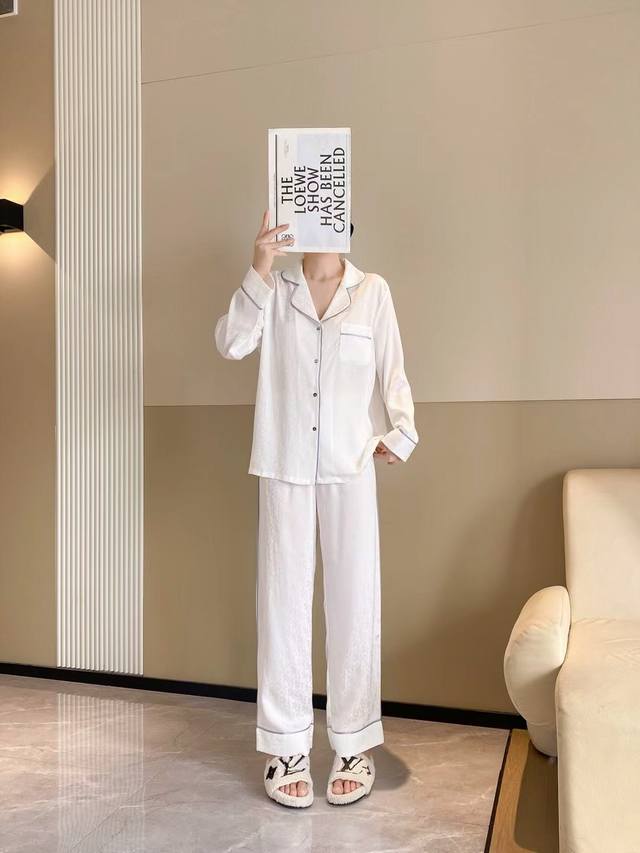 迪奥新款秋冬睡衣 原单高端新品 睡衣休闲2件套 长裤 长袖 进口丝缎面料 内里包边 手感柔软超爽超靓超舒服 高雅华丽 有腔调 也可做时尚休闲套装 极其时尚 融合