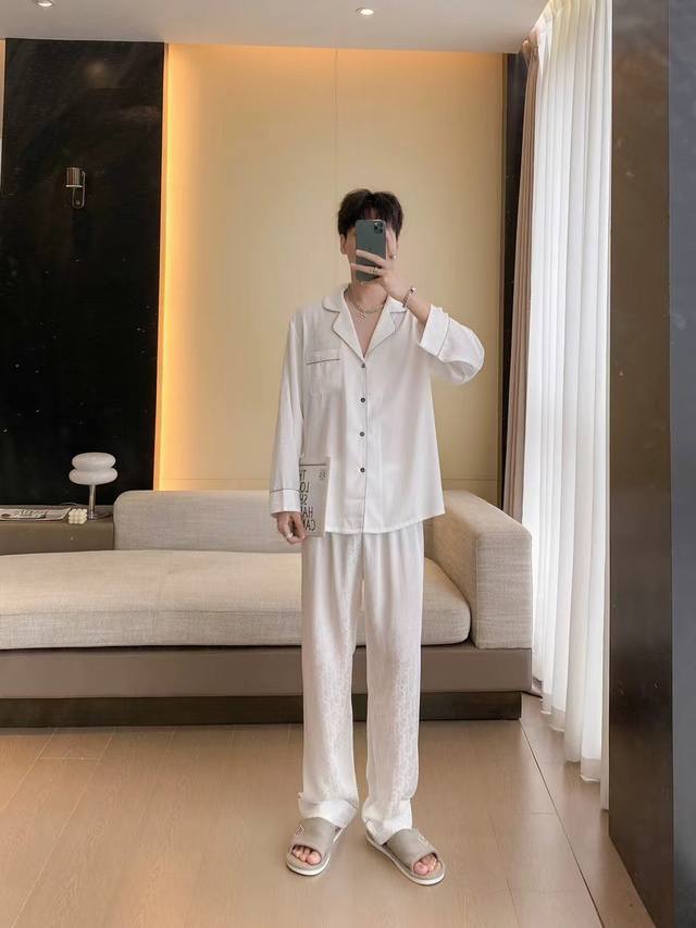 迪奥新款秋冬睡衣 原单高端新品 睡衣休闲2件套 长裤 长袖 进口丝缎面料 内里包边 手感柔软超爽超靓超舒服 高雅华丽 有腔调 也可做时尚休闲套装 极其时尚 融合