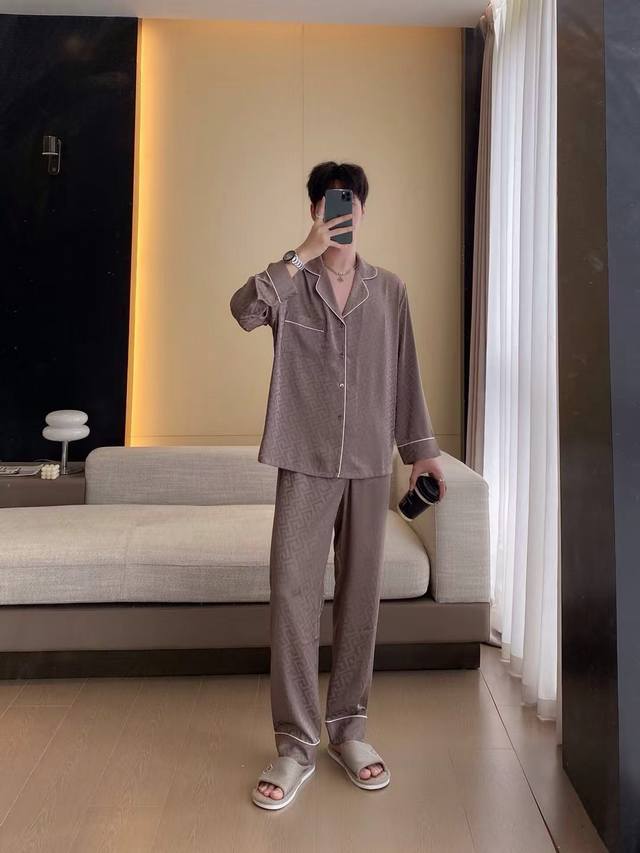 芬新款秋冬睡衣 原单高端新品 睡衣休闲2件套 长裤 长袖 进口丝缎面料 内里包边 手感柔软超爽超靓超舒服 高雅华丽 有腔调 也可做时尚休闲套装 极其时尚 融合了