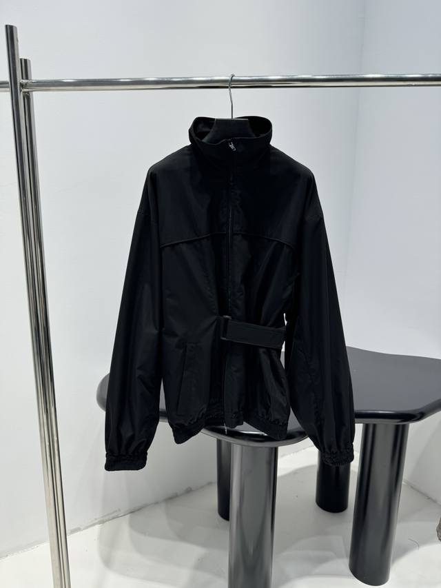 新品Tracksuit中号版型夹克冲锋衣 独特黑色科技府绸面料 大号版型饰片结构拼接设计 腰部设计有魔术贴收腰 双头拉链开合 五金开模 弹力下摆和袖口 中性款