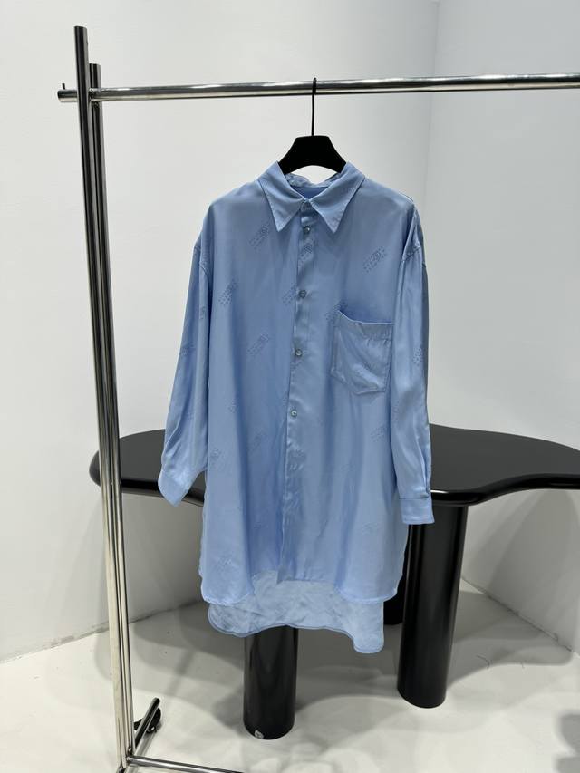 新品真丝提花长款衬衫 桑蚕丝提花针织面料 饰有品牌标识提花刺绣 弧形曲线下摆 可做衬衫连衣裙 长款直筒版型 纽扣开合 男女同款 ：冰蓝色 ：