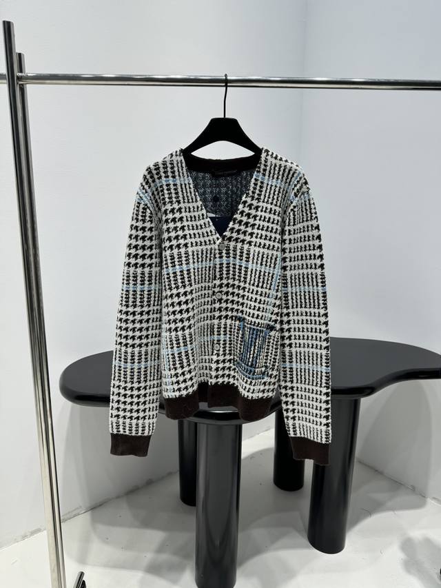 路易#25新品羊毛格纹开衫 采用羊毛针织面料 复古格纹图案 下摆饰撞色品牌标识刺绣 V领领口 纽扣开合 罗纹袖口和下摆 男女同款 推荐入手 ：棕灰色 ： Xl