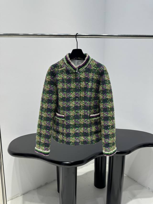 小香25新品亮片粗花呢外套 定制粗花呢面料 定织定染纱线 复古格纹编制图案 点缀亮片细节 定制金属纽扣开合 真丝提花内衬 精致编织手工坊系列 ：黑白 玫紫色 绿