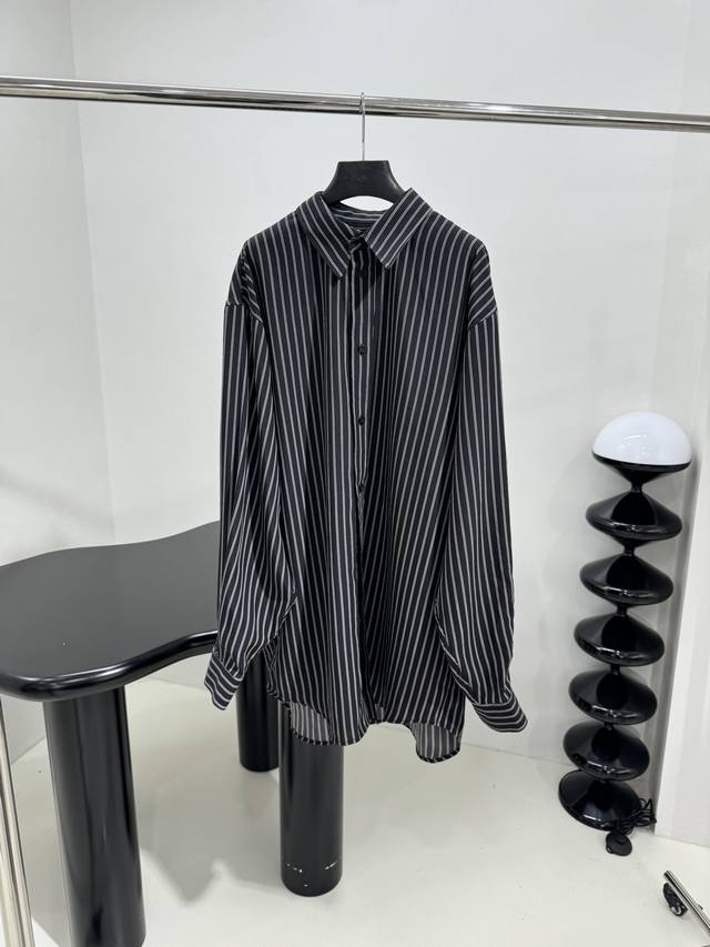 新品棉质条纹衬衫 柔软棉质面料 定制格纹面料 弧度下摆 落肩设计 纽扣开合 男女同款 Garde-Robe系列囊括各式衣橱必备单品，精剪利落的线条与奢华的面料相