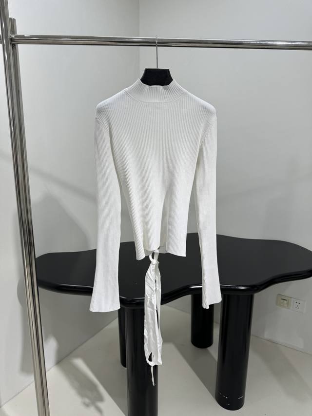 25秋冬新品修身系带毛衣 弹力纤维针织面料 定制定染织带 背后全系带设计 修身弹力版型 男女同款 独家对版对色定制～ 收到货的宝宝可以对比 ： ：黑 白