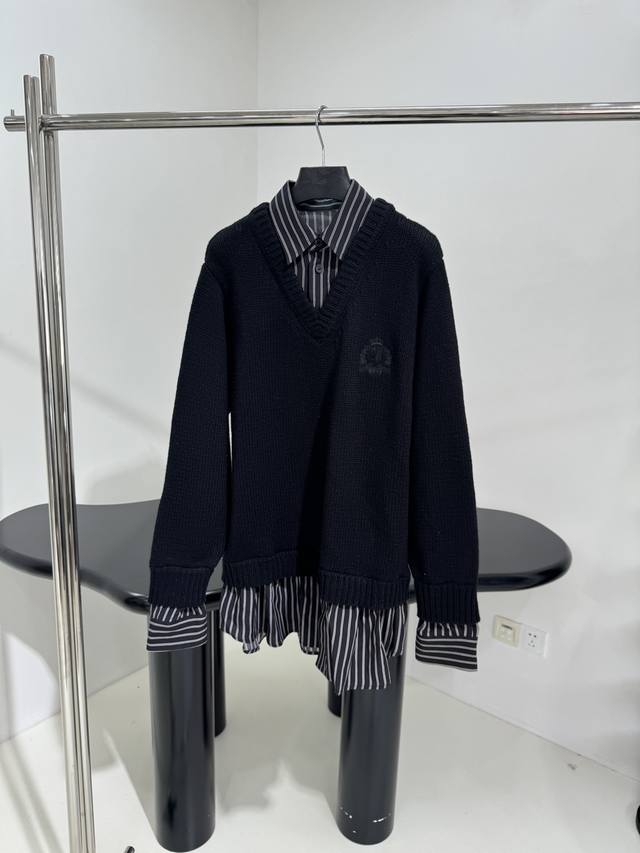 新品错视拼接两件套羊毛针织圆领毛衣衬衫 羊毛混纺面料拼接格纹衬衣 定制面料 正面饰以Sports Icon艺术作品刺绣 落肩设计 小个子女生可当毛衣裙穿 宽松版