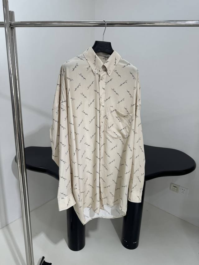 新品Logomania All Over休闲衬衫搭配长裤 米黄色府绸满身Logo印花图案 宽松版型剪裁 裤子松紧腰围 隐藏式纽扣门襟 可系列套装搭配 宽松版型